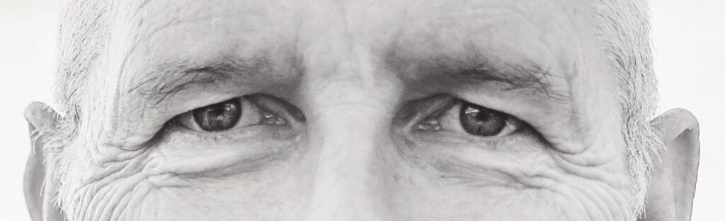 Foto de la mirada de cerca del autor Chris Nash