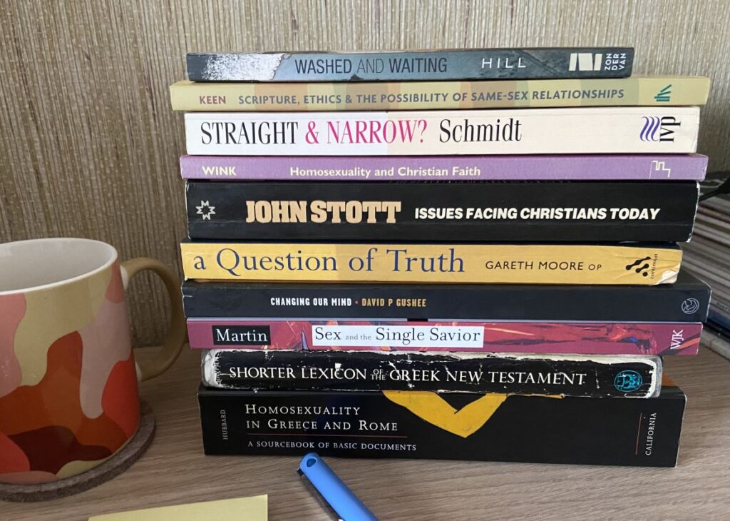 Foto: Alguns dels llibres que he llegit o consultat sobre el tema de l'homosexualitat.