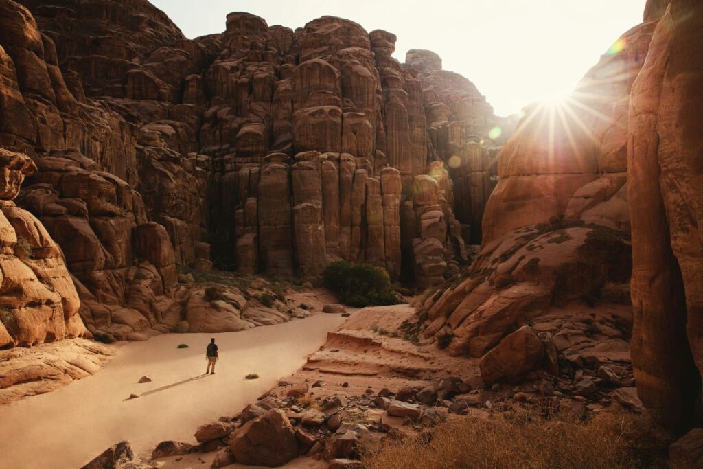 Foto: Un home que entra en territori desconegut (una vall en el desert).