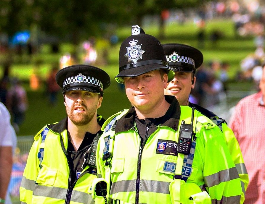 Policies britànics patrullant a peu
