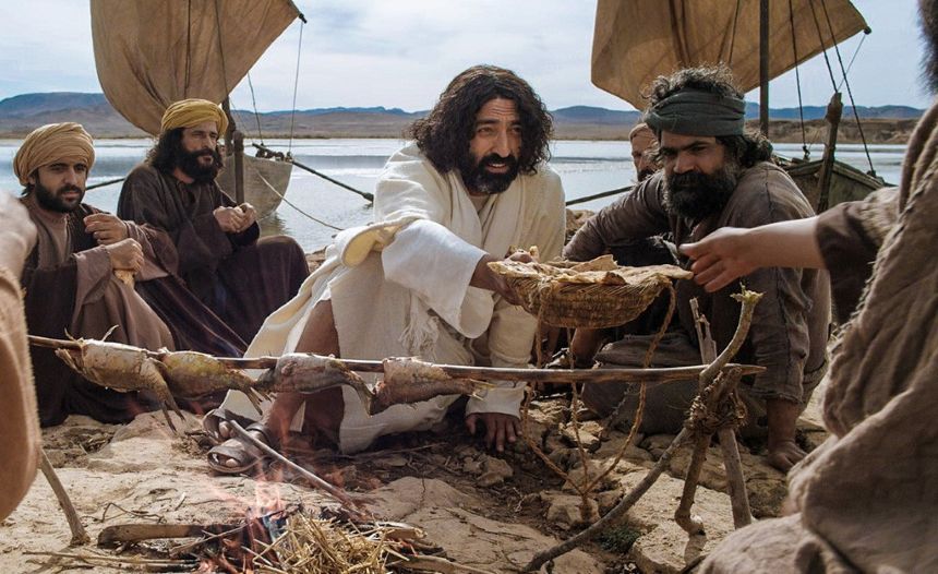 Jesús compartint menjar amb els seus deixebles a la vora del Mar de Galilea