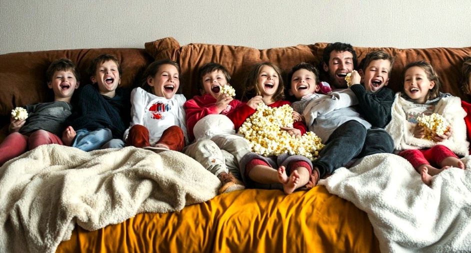 Una gran familia, mirándo la tele.