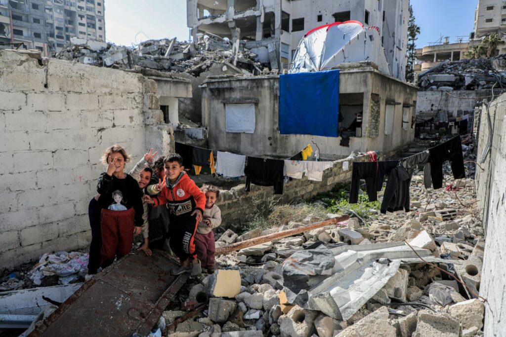 Uns nens i roba estesa a Gaza, enmig de la destrucció.