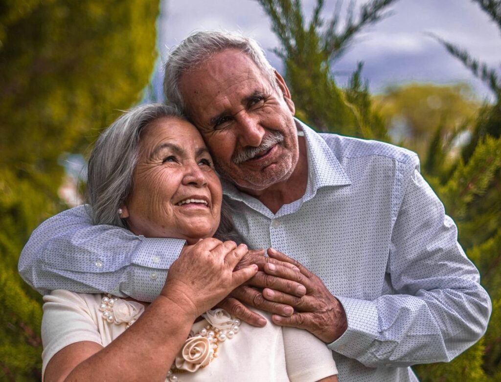 Un matrimoni de gent gran, home i dona, abraçats.