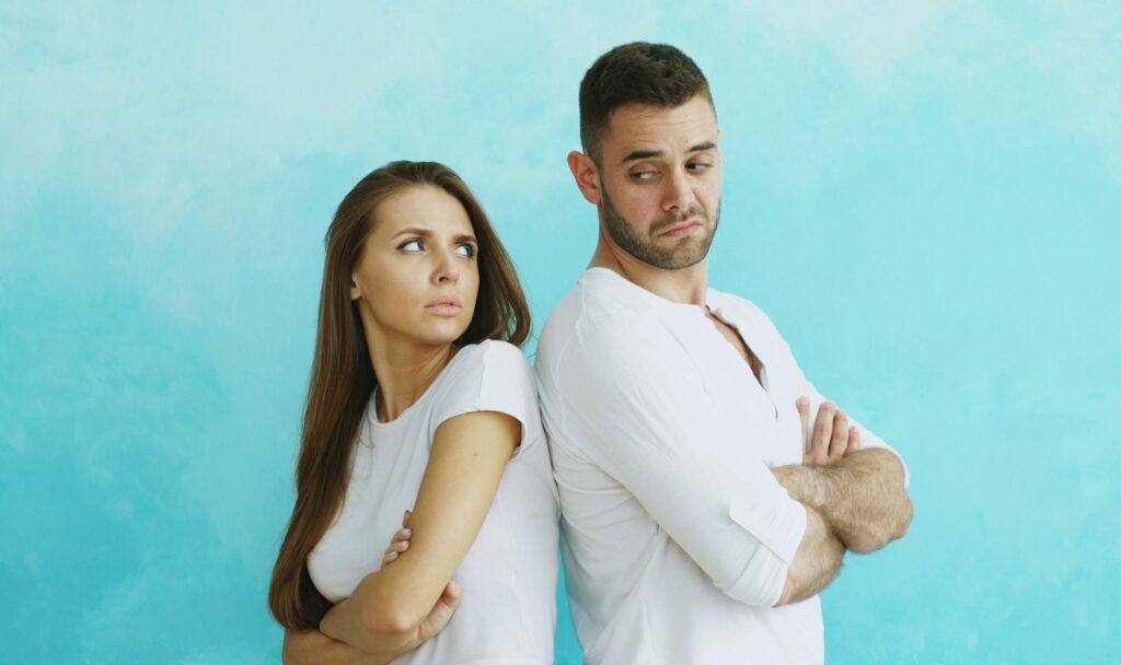 Una parella mirant-se amb cara de menyspreu.